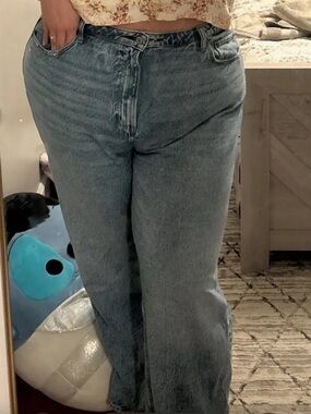 Abercrombie & Fitch High-Rise 90s Straight Leg Jeans - Light Blue Wash